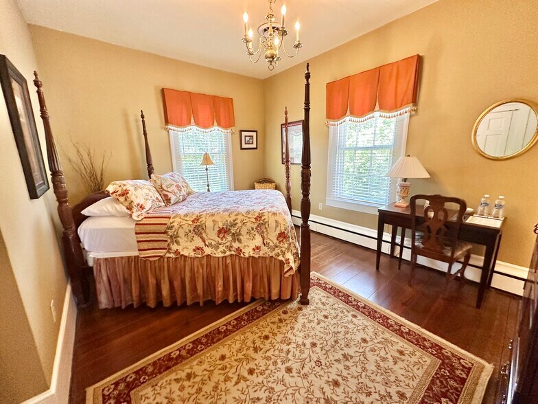 More Photos Of 615 College St, Clinton Hotel For Sale