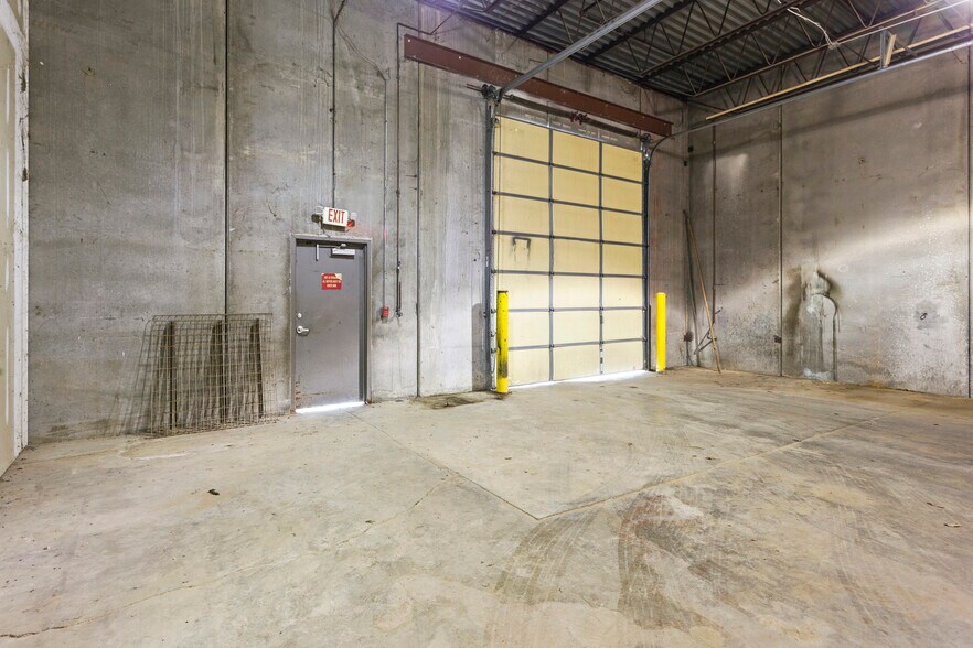 More Photos Of 1211 W Cambridge Circle Dr, Kansas City Warehouse For Lease