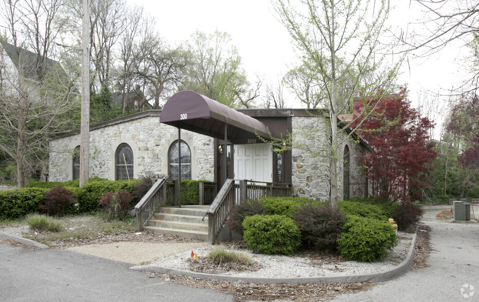 Primary Photo Of 300 Water St, Saint Charles Light Manufacturing For Sale