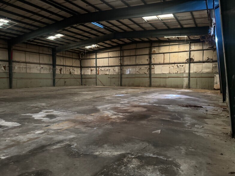 More Photos Of 729 White Oak Dr, Johnsonville Warehouse For Lease
