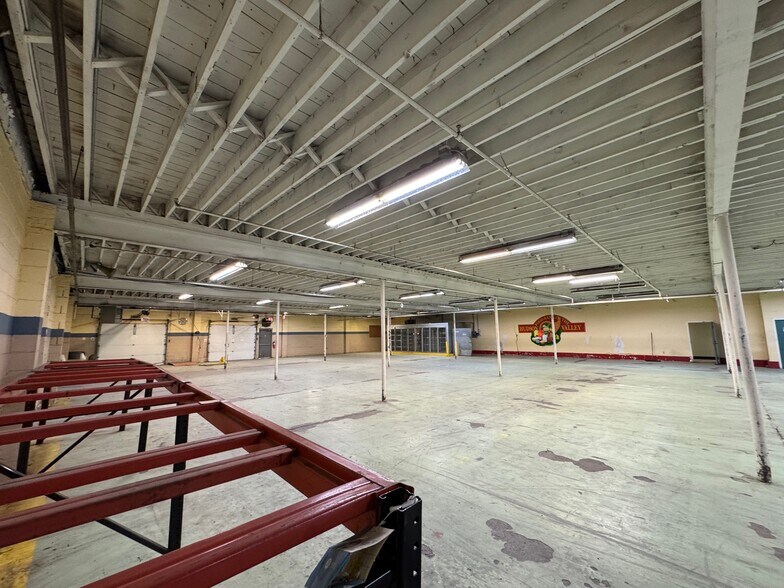 More Photos Of 195 Hudson St, Cornwall-on-Hudson Distribution For Lease
