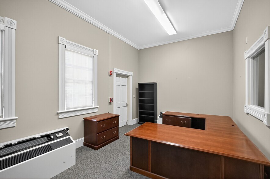 More Photos Of 38 Rouss Ave, Winchester Bank For Sale