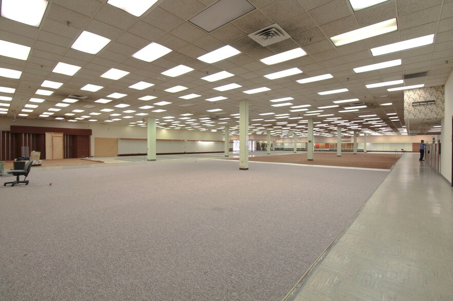 More Photos Of 1010 3rd Ave, Huntington Storefront Retail Office For Lease