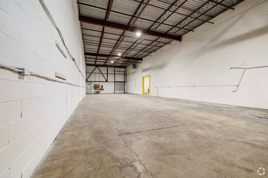 More Photos Of 4800 Boul Kimber, Longueuil Warehouse For Lease