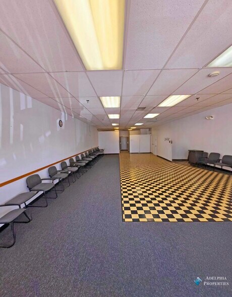 More Photos Of 273 W Elk Trl, Carol Stream General Retail For Lease