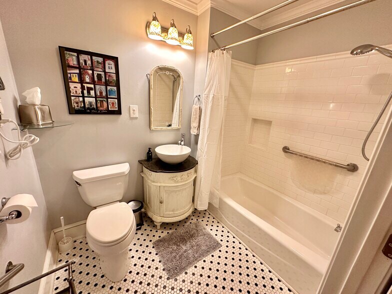 More Photos Of 615 College St, Clinton Hotel For Sale