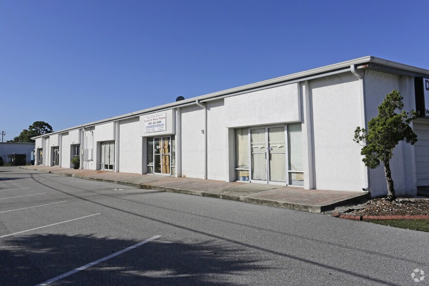 More Photos Of 1850-1890 University Pky, Sarasota Warehouse For Lease