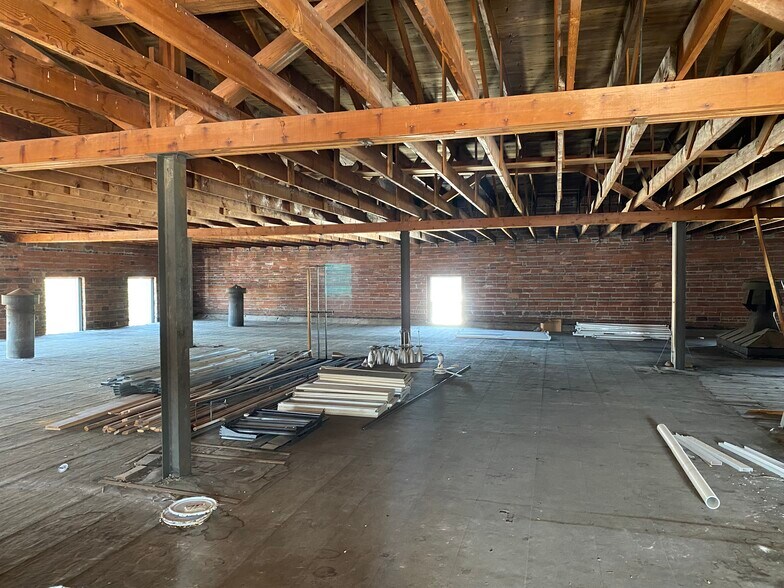 More Photos Of 520 E St, Fairbury Storefront Retail Office For Sale