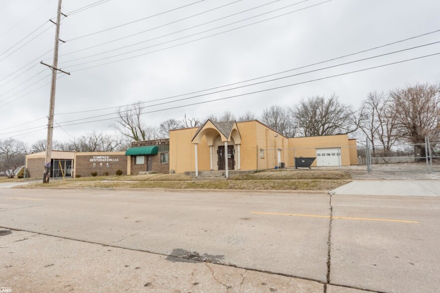 More Photos Of 219 & 303 W Chase st, Springfield Light Distribution For Lease