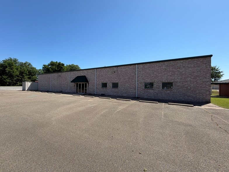 Primary Photo Of 2530 Chandler Rd, Muskogee General Retail For Sale