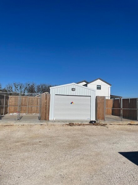 More Photos Of 296-300 Carmel Creekside Dr, Hutto Office Residential For Lease