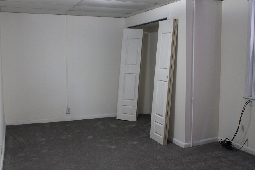 More Photos Of 12 Park Pl, Hudson Storefront Retail Residential For Lease