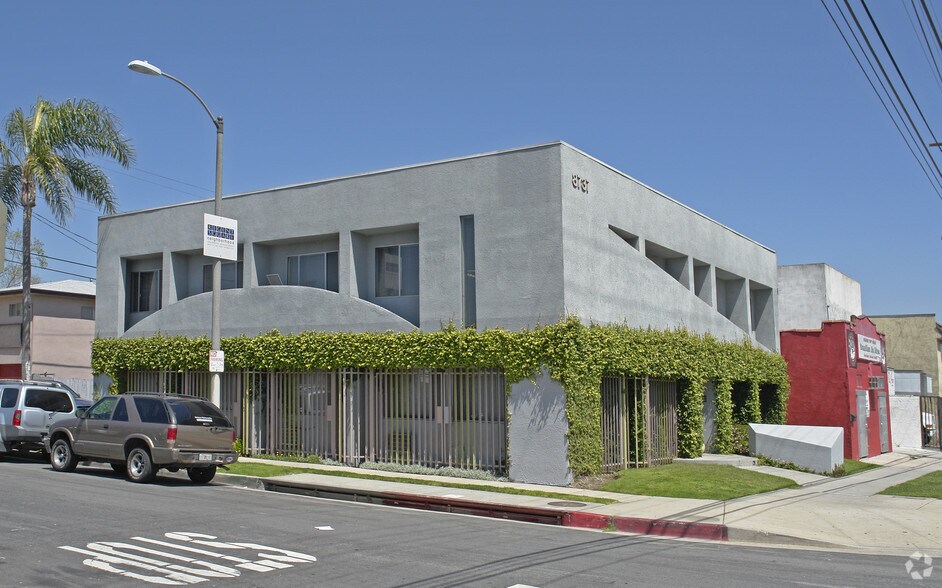 Primary Photo Of 8737 Venice Blvd, Los Angeles Loft Creative Space For Lease