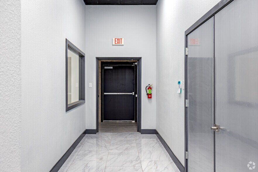 More Photos Of 1303 Dragon St, Dallas Storefront Retail Residential For Sale