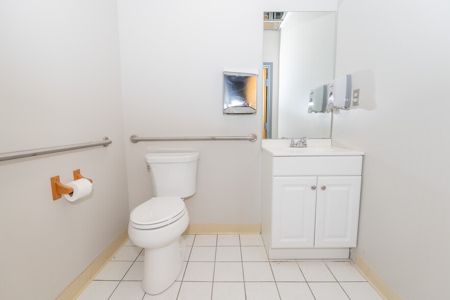 More Photos Of 875 Centerville Rd, Warwick Medical For Sale