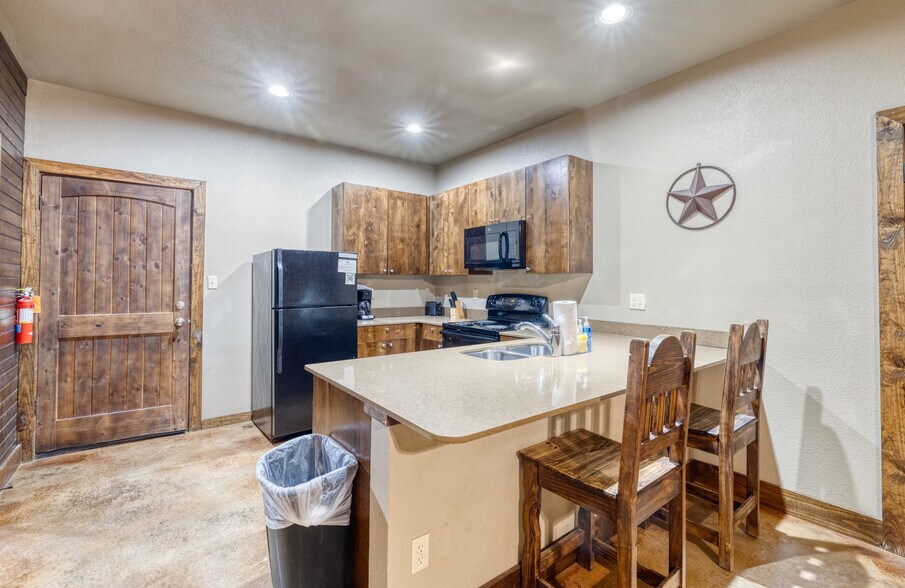 More Photos Of 16 Mountain Laurel Ln, Concan Hospitality For Sale