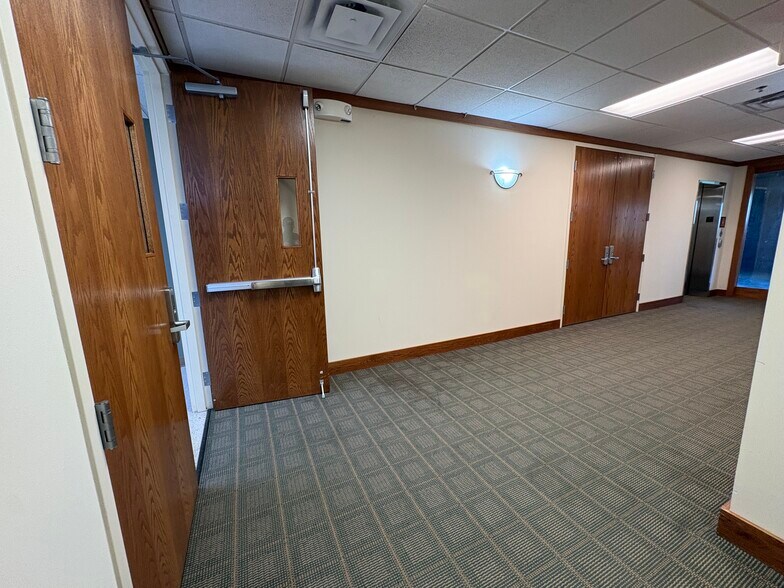 More Photos Of 450-480 E Roosevelt Rd, West Chicago Unknown For Lease