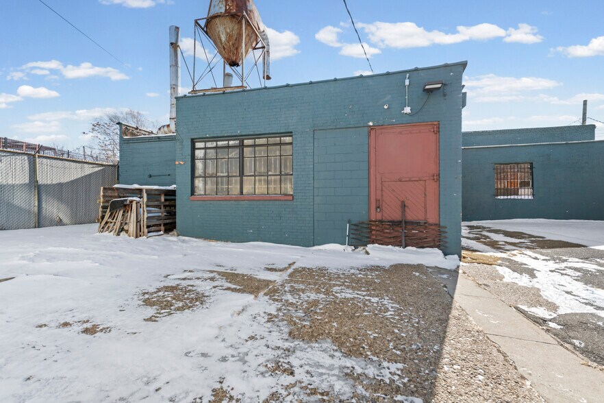 More Photos Of 3003 E Grand Blvd, Detroit Showroom For Lease