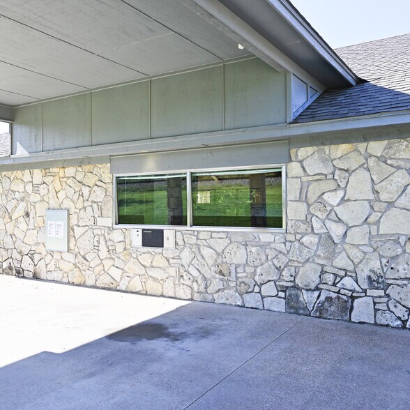 More Photos Of 117 Gordon Rd, Mingus Bank For Lease