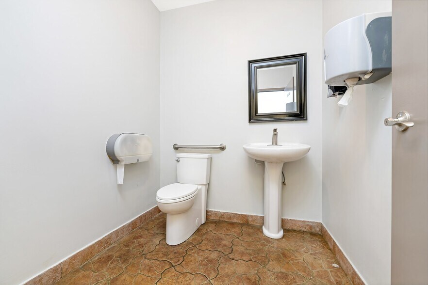 More Photos Of 470 Chrysler Dr, Brampton Storefront For Sale