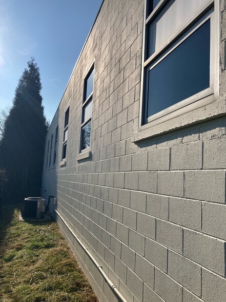 More Photos Of 61 Cunningham Ave, Hamilton Light Manufacturing For Sale