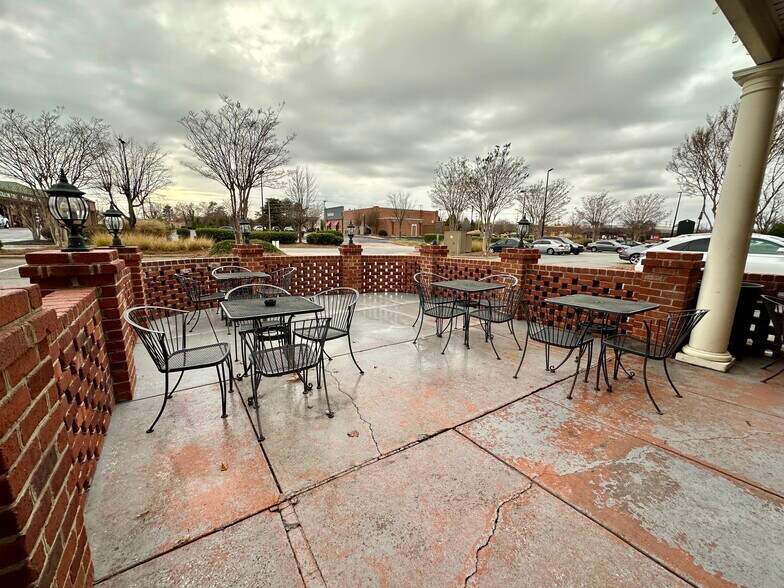 More Photos Of 3793 Samet Dr, High Point Unknown For Lease