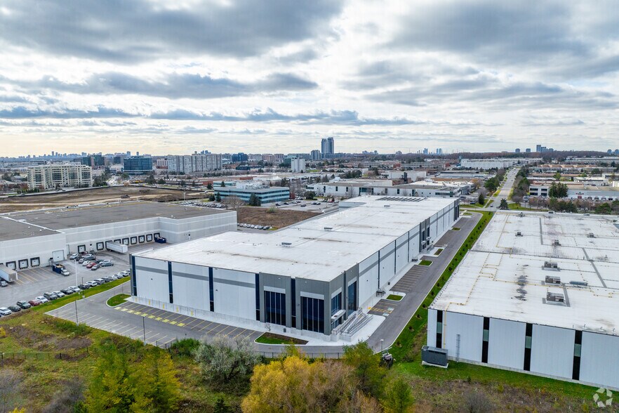 More Photos Of 112 E Beaver Creek Rd, Richmond Hill Warehouse For Lease