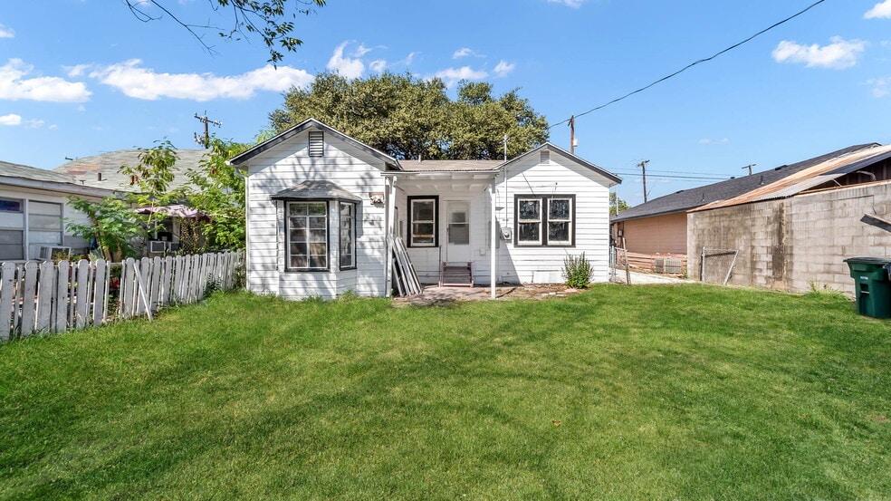 More Photos Of 1018 W Hildebrand Ave, San Antonio Storefront Retail Office For Sale