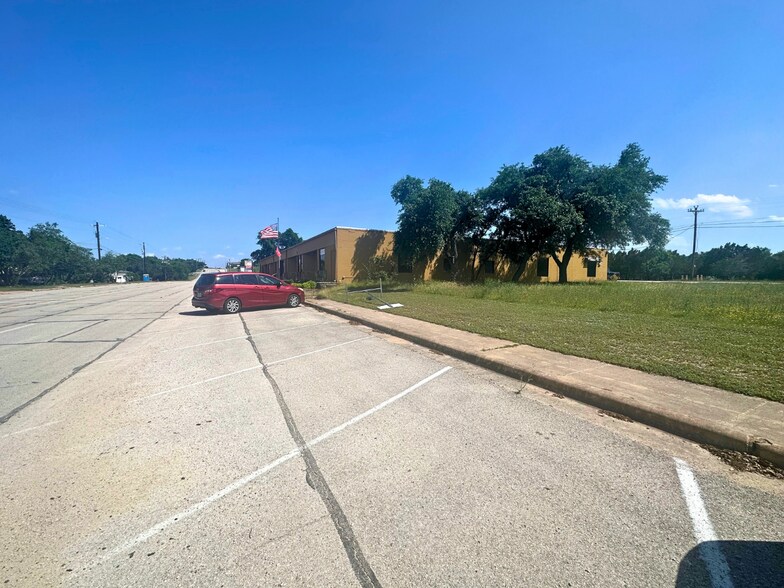 More Photos Of 20811 Dawn Dr, Lago Vista Office For Sale