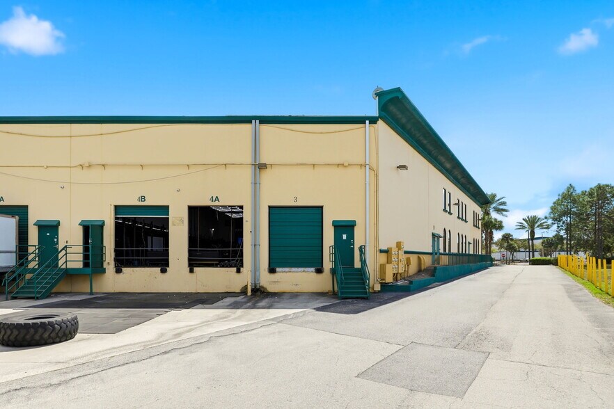 More Photos Of 6881 Kingspointe Pky, Orlando Flex For Sale