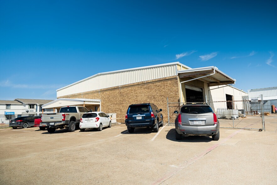 More Photos Of 1630 N Interstate 35 E, Lancaster Flex For Sale