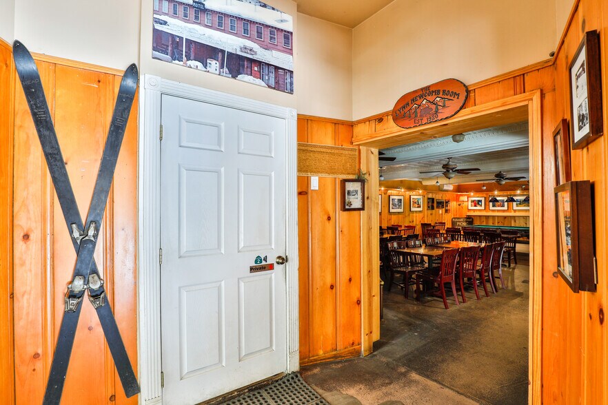 More Photos Of CA-2, La Cañada Flintridge General Retail For Sale