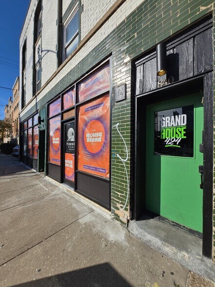 More Photos Of 838-840 W Grand Ave, Chicago Storefront Retail Residential For Lease