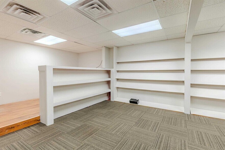 More Photos Of 215 Market St, Lake Park Office For Sale