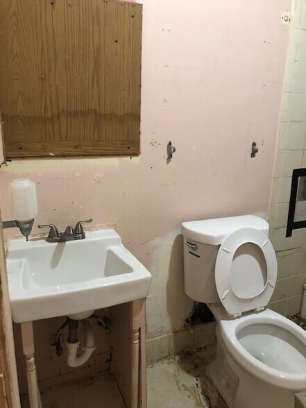 More Photos Of 6705 Holabird Ave, Dundalk Storefront For Sale