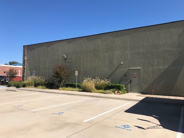 More Photos Of 205 S Alma Dr, Allen Warehouse For Lease