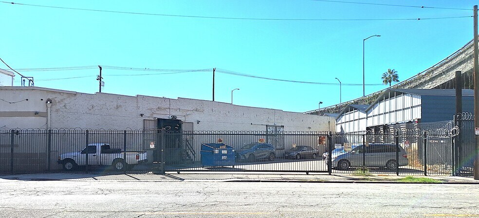 More Photos Of 1760 E 15th St, Los Angeles Warehouse For Sale