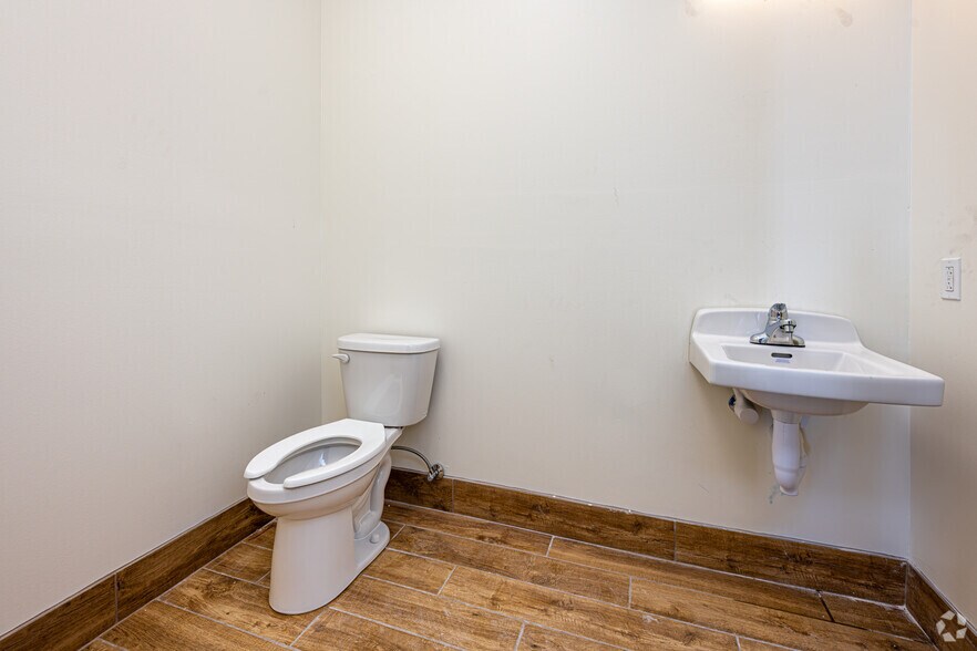 More Photos Of 2030 Rue Sucre, Suite 100, Luling Distribution For Lease