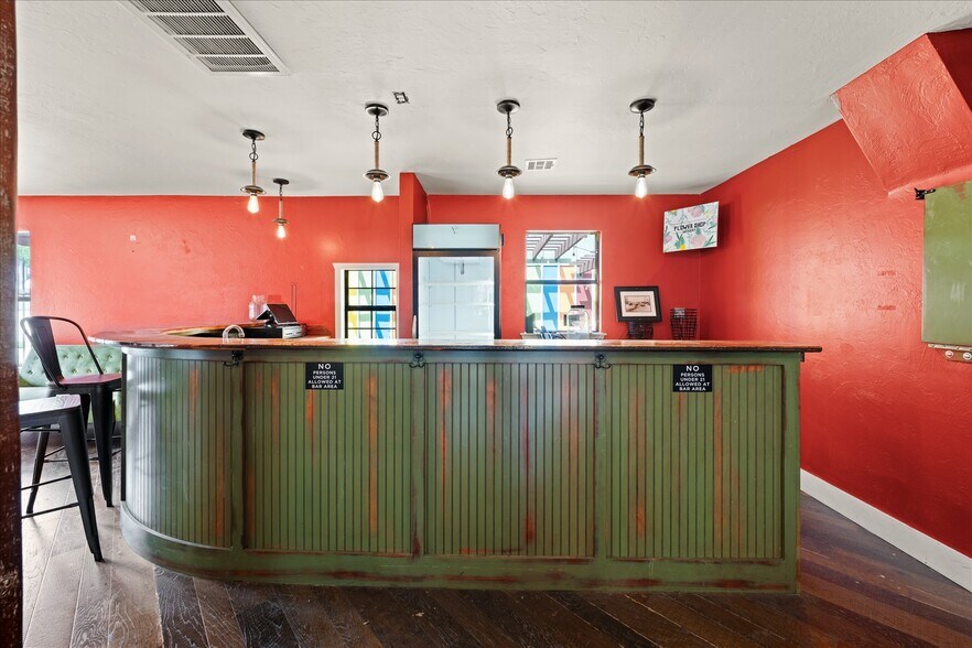 More Photos Of 629 W Main St, Yukon General Retail For Lease