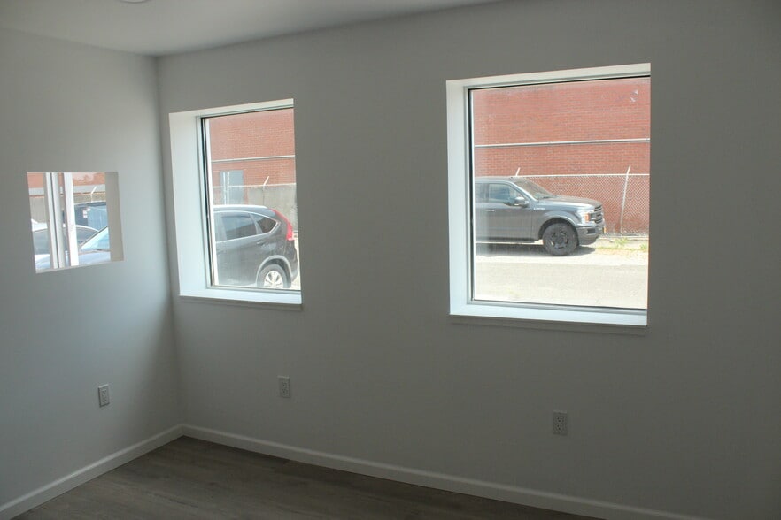 More Photos Of 172 Cabot St, West Babylon Warehouse For Lease