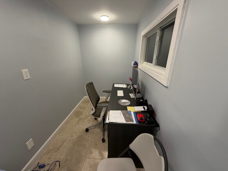 More Photos Of 1312 Commerce Ln, Jupiter Warehouse For Lease