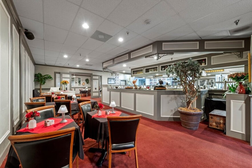 More Photos Of 4725 Vincennes Blvd, Cape Coral Restaurant For Sale
