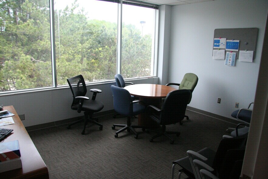 More Photos Of N28W23050 Roundy Dr, Pewaukee Office For Sale