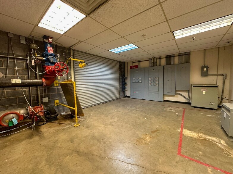 More Photos Of 806 Willowcreek Dr, Jacksonville Warehouse For Lease