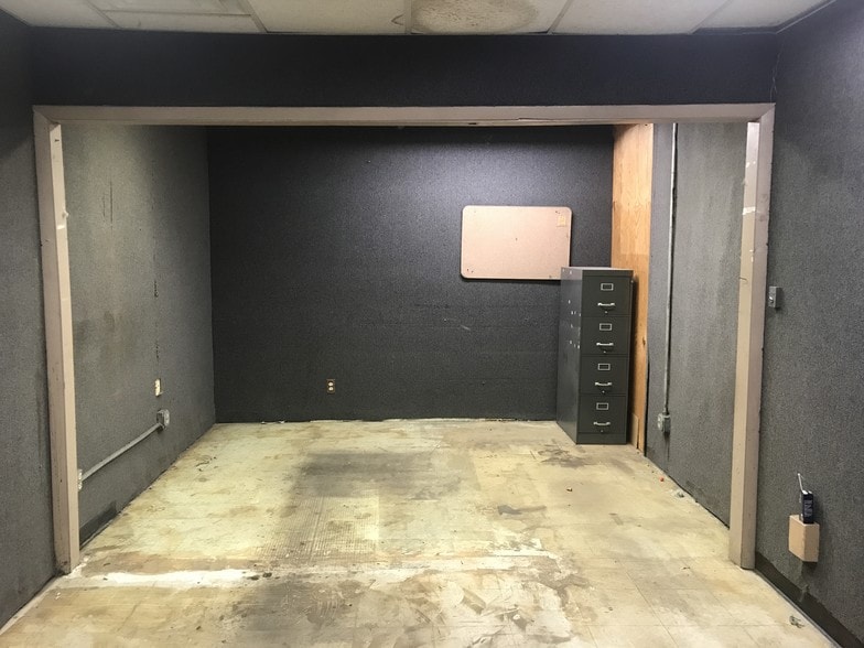 More Photos Of 2236 Southern Ave, Fayetteville Warehouse For Lease
