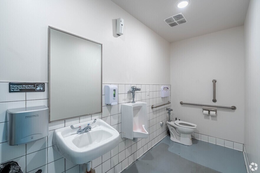 More Photos Of 5600 Roosevelt Way, Seattle Freestanding For Lease