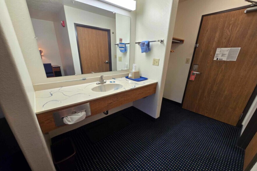 More Photos Of 748 E 12th St, Imperial Hotel For Sale