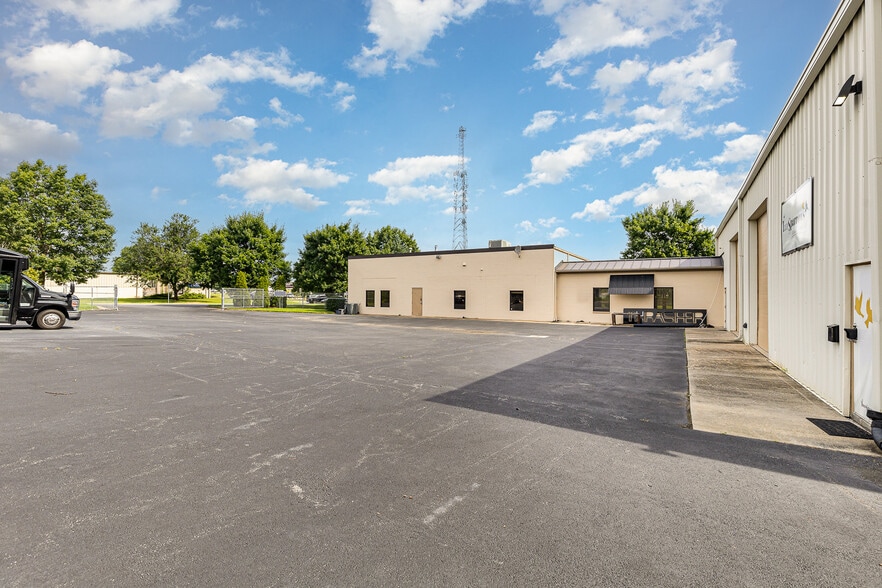More Photos Of 100 Industrial Dr, Fredericksburg Showroom For Sale