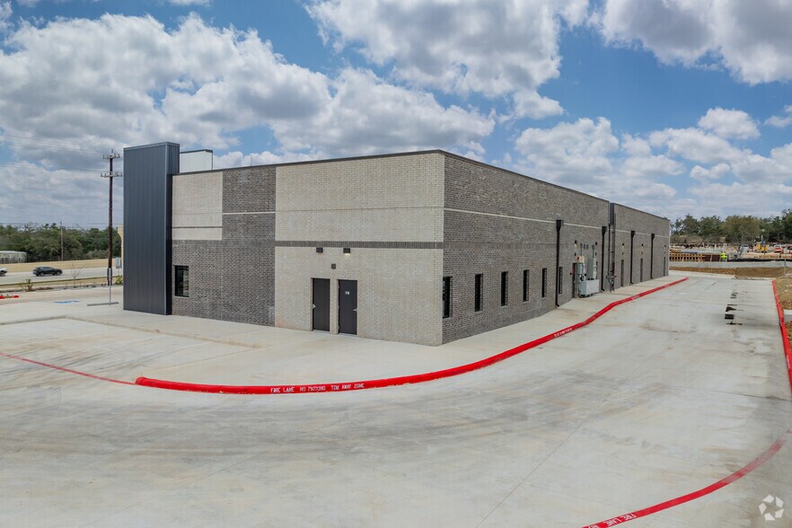 More Photos Of 252191 N US HWY 281, San Antonio Storefront For Lease