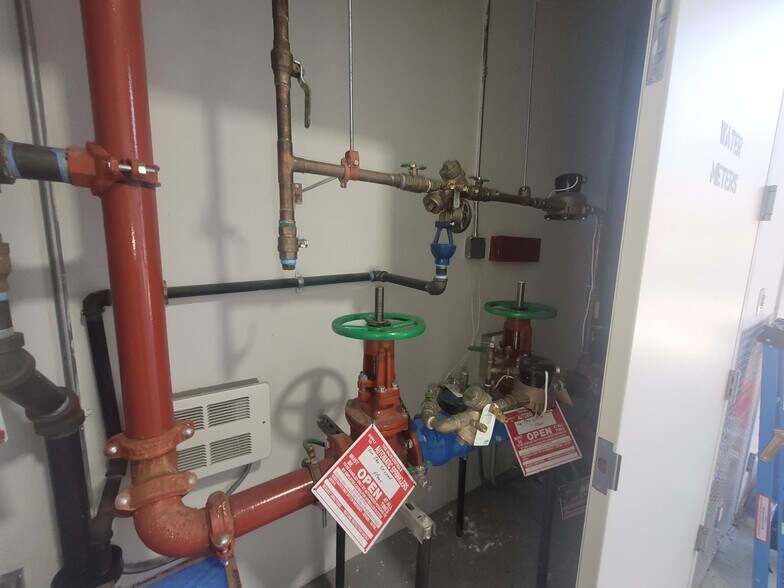 More Photos Of 3731 58th St, Woodside Warehouse For Lease